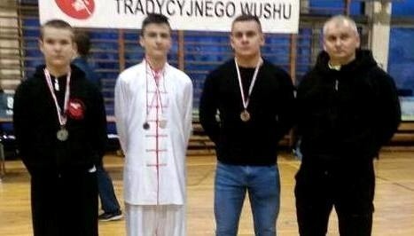 Drużyna Buskiego Klubu Kung-Fu Yantai - na zdjęciu z trenerem Andrzejem Cupryjakiem-Sochą - _wywalczyła w Gdyni pięć medali.