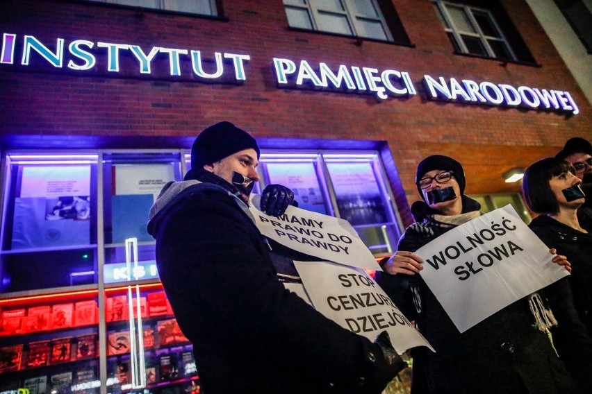 Protest przed IPN w Gdańsku. Protestowali przeciwko ograniczaniu wolności słowa i nowelizacji ustawy o IPN [zdjęcia]