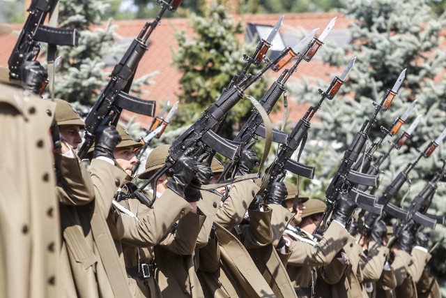 W Rzeszowie uroczyste obchody 80 rocznicy wybuchu II wojny światowej rozpoczęły się mszą świętą w Kościele Garnizonowym. Po mszy odśpiewano hymn państwowy, odbył się Apel Pamięci i salwa honorowa, złożono także wieńce oraz odegrano Pieśń Reprezentacyjną Wojska Polskiego.