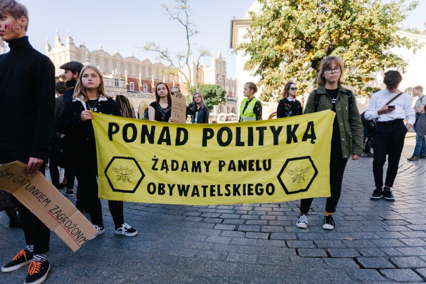 Kraków. "Wymieramy, bo nie działamy". Młodzieżowy Strajk Klimatyczny na Rynku Głównym [GALERIA]