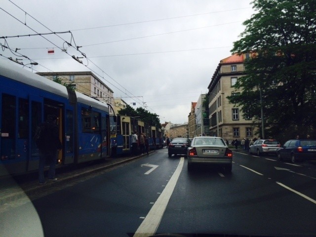 Wrocław: Wypadek na Piłsudskiego. Samochód wjechał pod tramwaj (ZDJĘCIA)