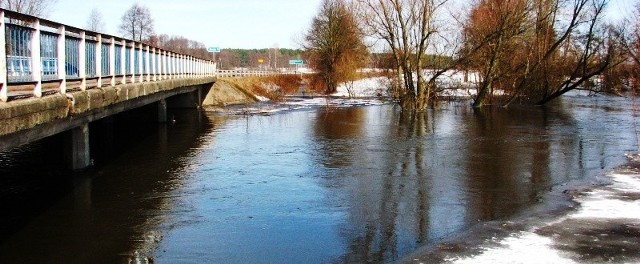 Stan dopływu Buga, rzeki Brok,  jest już bardzo wysoki. Brakuje kilku centymetrów do tego, aby woda przelała się przez drogę powiatową z Orła przez Kaczkowo do Broku.