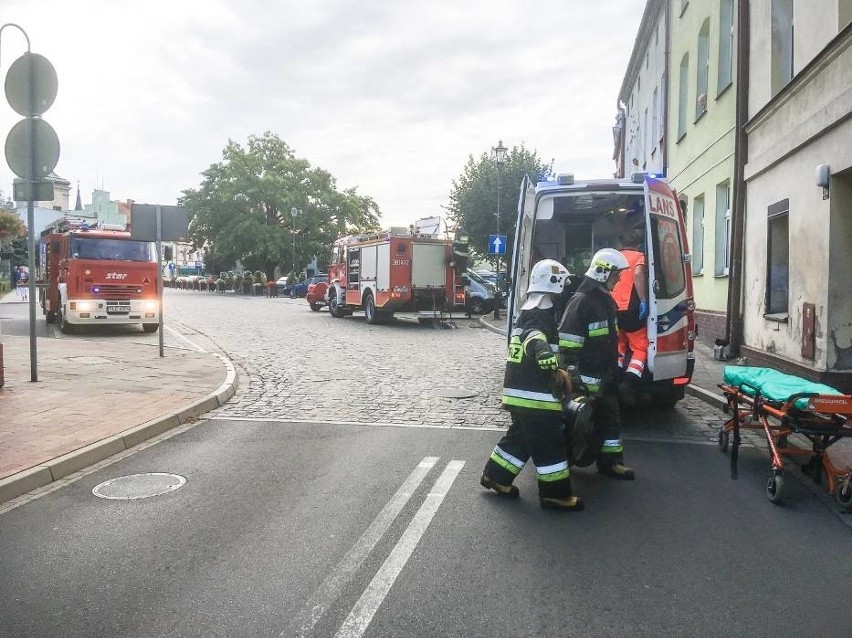 Przygniecionego mężczyznę spod gruzów ratowali strażacy....