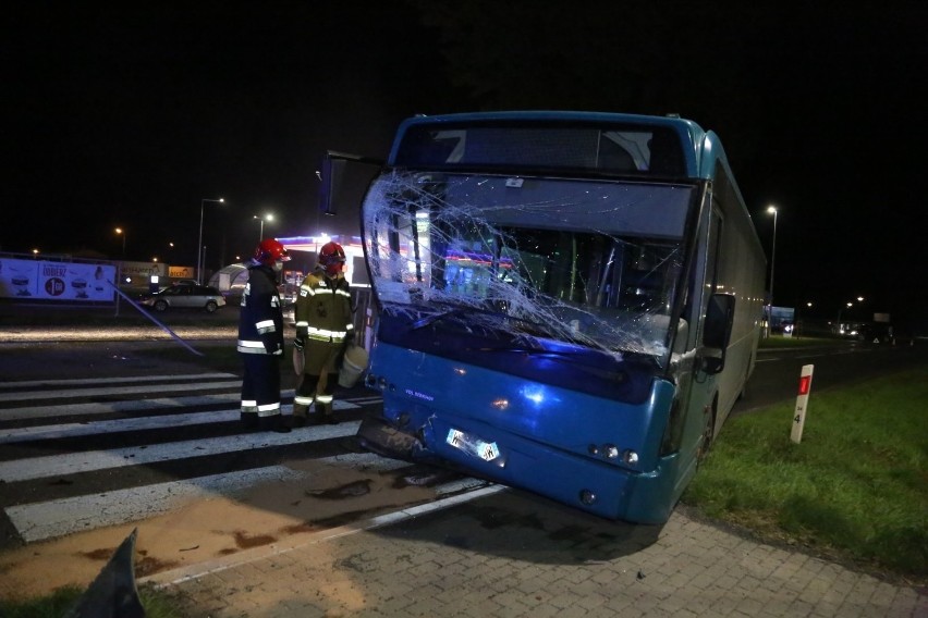 Wypadek w Starym Widzimiu. Autobus wjechał w tył samochodu...