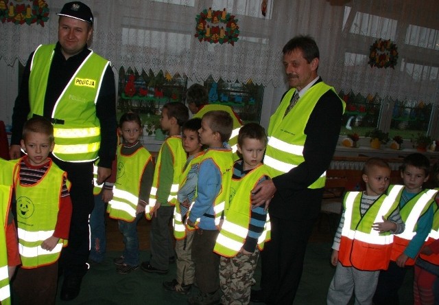 Po rozdaniu kamizelek dzielnicowy Zbigniew Smejlis i komisarz Marian Sierpatowski ruszyli w pląsy z dziećmi.