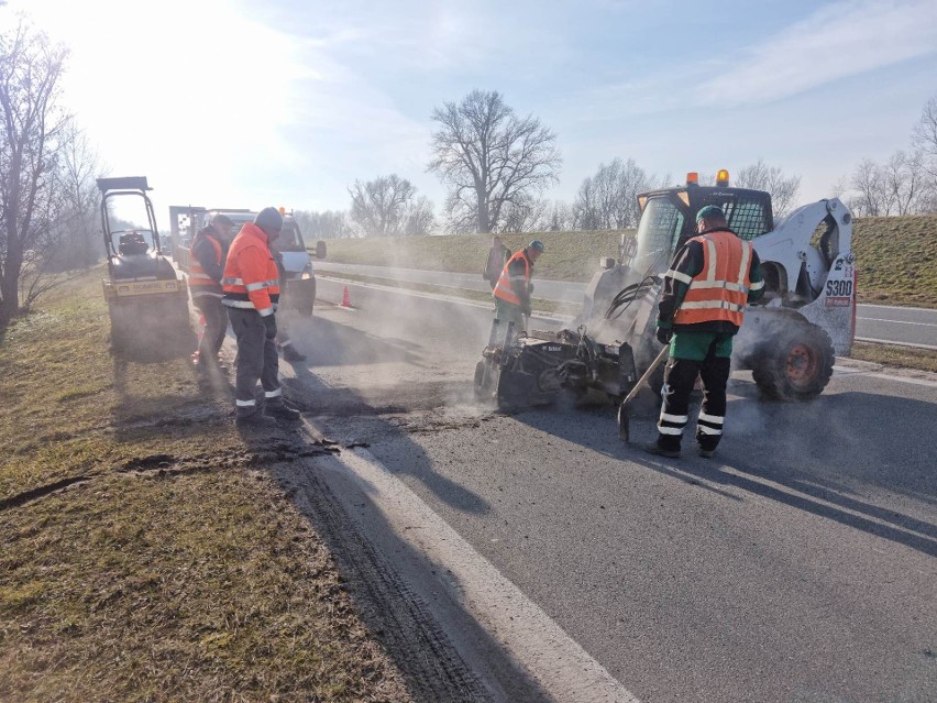 Pracownicy spółki Rejon Dróg Miejskich naprawiają...