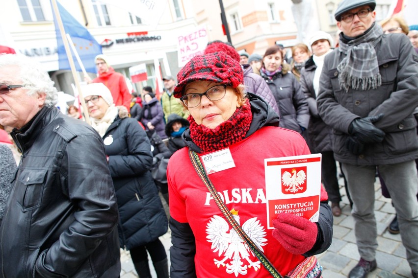 Pikieta Komitetu Obrony Demokracji na Rynku w Opolu.