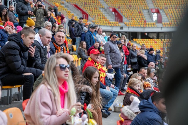 Święcenie pokarmów na stadionie w Białymstoku