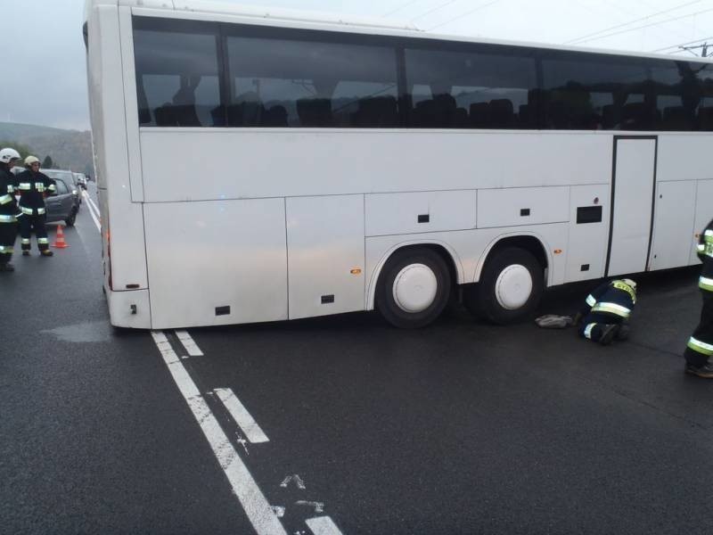 Autobus zablokował się tuż przed przejazdem kolejowym. To mogło się skończyć tragicznie [ZDJĘCIA]