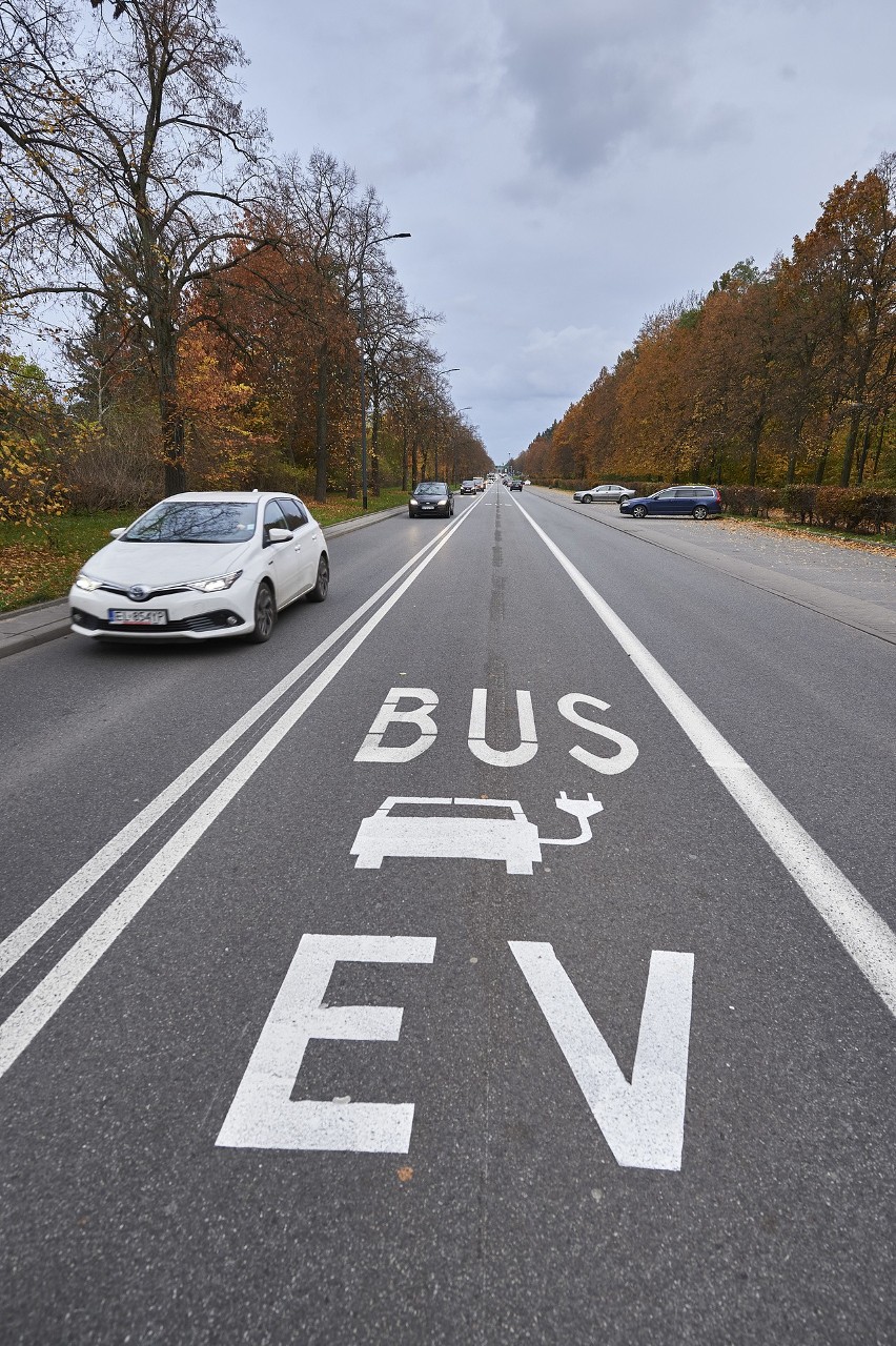 Pojawiły się piktogramy. Kolejne buspasy dostępne dla tzw. "elektryków"