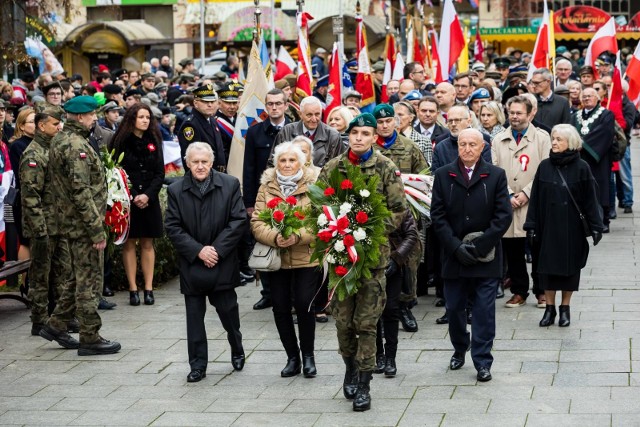 Wojewódzkie obchody Święta Niepodległości rozpoczęła msza święta w intencji Ojczyzny w Katedrze Bydgoskiej. Następnie zebrani wspólnie odśpiewali Mazurka Dąbrowskiego w ramach akcji "Niepodległa do hymnu", a po nim nastąpił przemarsz na plac Wolności.