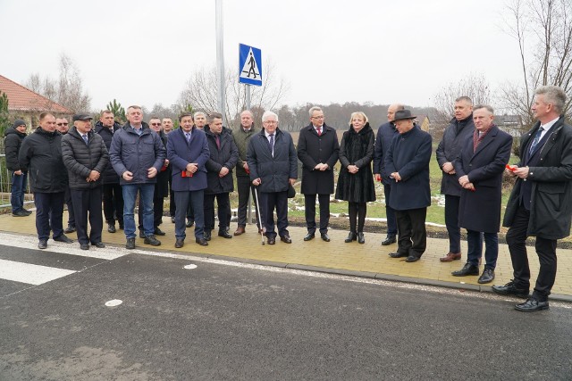 Oficjalnego otwarcia ulicy Słowackiego dokonali między innymi: starosta zwoleński Stefan Bernaciak (ósmy z prawej) oraz burmistrz Zwolenia Arkadiusz Sulima (siódmy z prawej).
