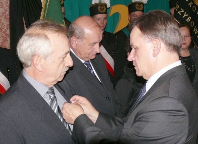 Nawet medale od prezydenta Lecha Kaczyńskiego wręczane przez przedstawiciela kancelarii prezydenta Marka Surmacza  nie osłodziły górnikom z Grzybowa goryczy mijającego roku.