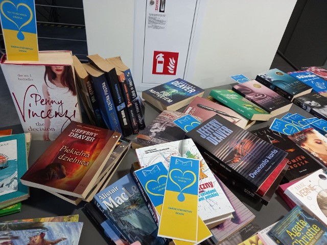 Podczas kiermaszu w wąbrzeskiej bibliotece możemy kupić książki i pomóc Ukraińcom