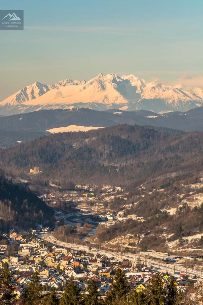 Jaworzyna Krynicka zachwyca o każdej porze roku. Tam ciągle jest zima. Można jeździć na nartach i podziwiać bajeczne widoki na Tatry