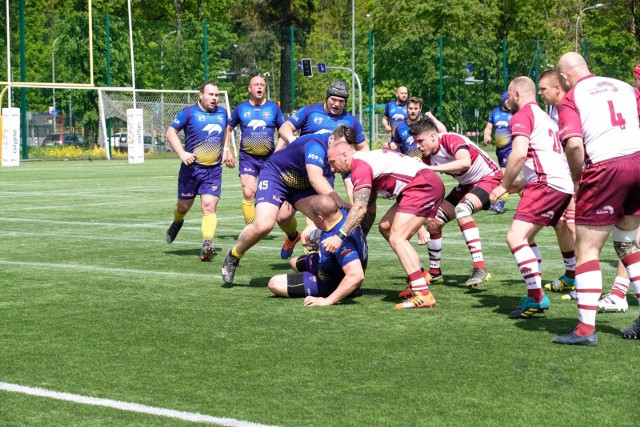 Zawodnicy Rugby Białystok (jaśniejsze stroje) rozgromili u siebie rywali z Mysłowic. Teraz czeka ich starcie z Budowlanymi Łódź.