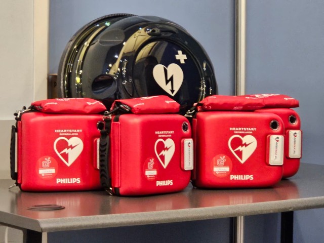 Defibrylator AED to w 100 proc. bezpieczne urządzenie medyczne, które wyraźnymi komendami głosowymi instruuje osobę udzielającą pomocy o koniecznych do podjęcia krokach