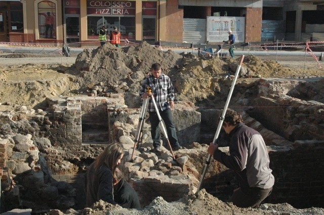 Archeolodzy przy pomocy młodych głogowian - studentów badają fragmenty starych murów piwnicznych, których początki sięgają średniowiecza.