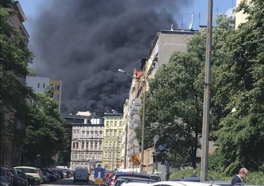 Duży pożar we Wrocławiu. Blisko eksplozji butli z gazem [ZDJĘCIA]