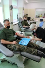 Toruńscy żołnierze z Centrum Szkolenia Uzbrojenia i Artylerii uhonorowali Dzień Weterana oddaniem krwi