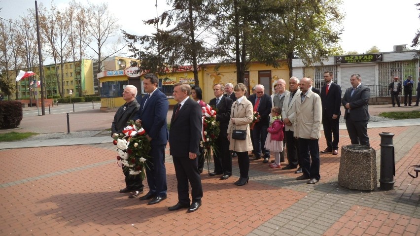 Pod pomnikiem Żołnierza Zwycięzcy w Dąbrowie Górniczej -...