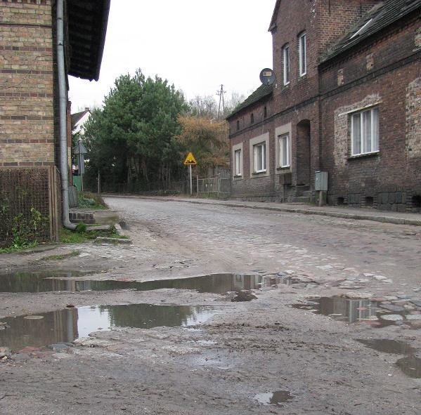 Od razu "za torami&#8221; w Nowym Drezdenku wita nas wielka kałuża. Dalej jest popękana kostka brukowa. Ciągnie się ona kilka kilometrów pod górkę w stronę byłego Radowa.