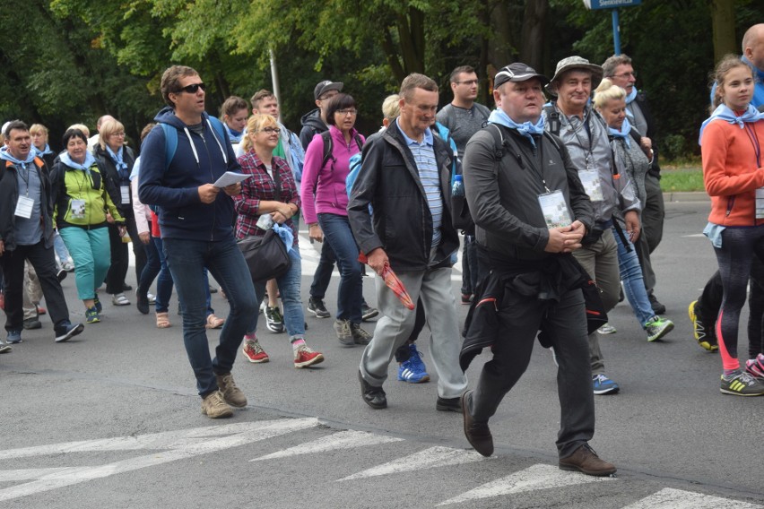 Zawierciańska Piesza Pielgrzymka idzie na Jasną Górę ZDJĘCIA