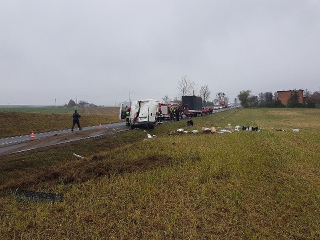 W Stolnie, na drodze krajowej nr 55, dachował dostawczy fiat ducato. Poszkodowany kierowca sam opuścił pojazd. Jeden pas ruchu był zablokowany. - Stan kierowcy był dobry, znajdował się poza pojazdem i został przekazany ratownikom pogotowia - relacjonuja strażacy - Samochód stał na kołąch, ale było widać, że wpadł w poślizg i dachował, był poobijany. Pojazd nadaje się do kasacji. Straty strażacy wstępnie oszacowali na 40 tys. złotych. Flesz - 12 listopad dniem wolnym od pracy. Kto pracuje?