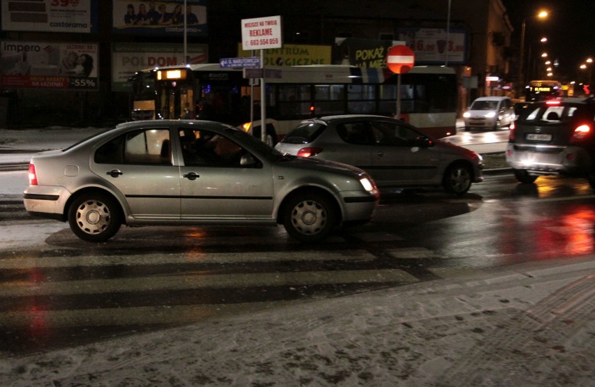 Paraliż na ulicach Radomia i regionu. Zamarzający deszcz zamienił jezdnie w ślizgawki. Autobusy opóźnione, kierowcy stoją w wielkich korkach