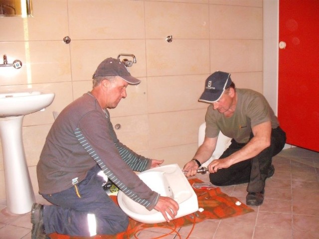 Zenon Lewański (z prawej) i Zdzisław Nowak zawiesili m.in. nowe umywalki w toaletach. Na duże inwestycje w Ośrodek wypoczynkowy miasto obecnie nie ma pieniędzy.