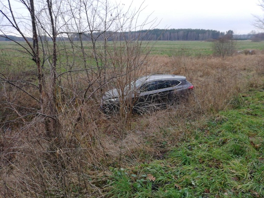 Poważna kolizja między Karzcinem a Lubuczewem. Auto wylądowało w rowie