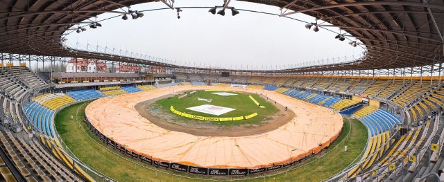 Od poniedziałku cały tor na stadionie im. E. Jancarza w Gorzowie przykryty jest specjalną plandeką, która zabezpiecza nawierzchnię przed opadami deszczu