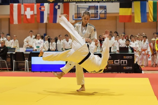 W krakowskiej hali AWF walczyły zawodniczki i zawodnicy w młodzieżowych kategoriach w judo z 20 europejskich krajów.