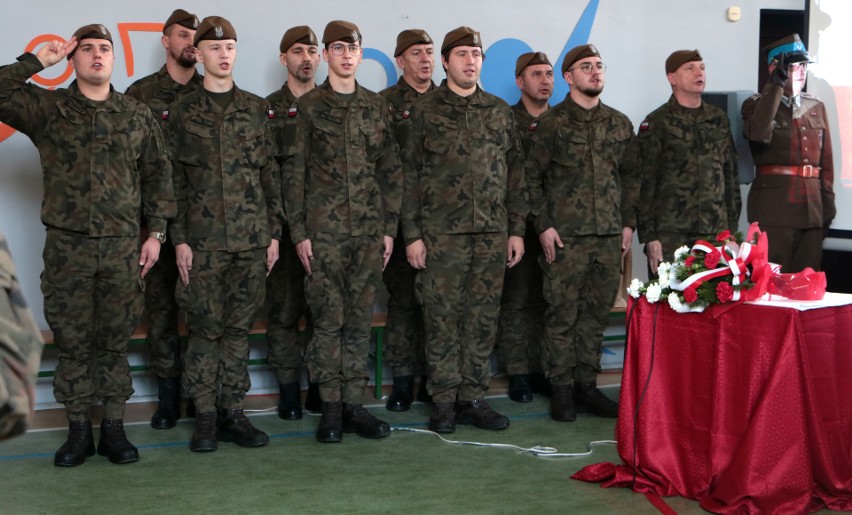 Wśród gości SP nr 16 w Grudziądzu byli żołnierze Wojsk...