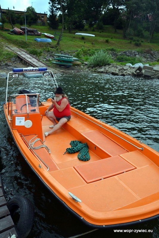 Dramatyczne chwile na Jeziorze Żywieckim: Zatonęła duża łódź, WOPR uratował załogę [ZDJĘCIA]