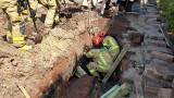 Jaworzno: żywcem pogrzebany. Na mężczyznę pracującego w wykopie kanalizacyjnym osunęła się ziemia. Na miejscu lądował śmigłowiec LPR 
