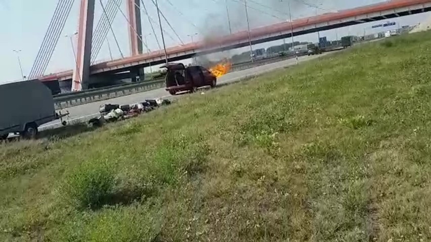 Pożar auta na autostradzie A4 w Katowicach: Jechali na urlop. Policjanci ocalili ich dobytek ZDJĘCIA + WIDEO