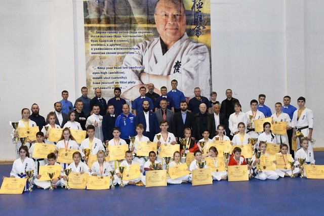 Zawodnicy Klubu Karate Morawica i Piekoszów wzięli udział w międzynarodowym turnieju w Moskwie. W imprezie wzięło udział ponad 300 zawodników reprezentujących kraje: Gruzję, Armenię, Uzbekistan, Białoruś, Ukrainę, Kazachstan, Niemcy, Rosję i Polskę (KKM, BKKK sensei Mariusza Mazura i Radzymin sensie Tomasza Lenkiewicza).Dwa dni rywalizacji w konkurencji kata i kumite na bardzo wysokim poziomie.Wyniki kata: 2 miejsce Piotr Węgliński (Piekoszów), 3 miejsce Wiktor Binkowski (Morawica)W kumite świetnie zaprezentował się Wiktor Binkowski z Morawicy, który pierwszą walkę wygrał przez YPONN. Niestety, w kolejnej walce przeciwnik Wiktora okazał się skuteczniejszy.Medalista mistrzostw Europy Piotr Węgliński w wyrównanej i ciężkiej walce z reprezentantem Białorusi po dogrywce przegrał swoją szansę na wejście do finału.- Bardzo wysoki poziom zawodników ich skuteczność oraz prezentowana technika sprawiły, że turniej stał na bardzo wysokim poziomie. Świetna organizacja oraz wyjątkowa czujność oraz fachowość składu sędziowskiego przyczyniały się do sprawiedliwych werdyktów. Serdecznie dziękujemy Shihan Karenowi Gyadukyanowi za zaproszenie i wyjątkowe przyjęcie polskiej ekipy oraz gościnność - mówił Andrzej Horna, trener Klubu Karate Morawica.Serdeczne podziękowania kieruje też do sponsorów, bez których wyprawa do Moskwy nie byłaby możliwa.Dziękują: prezesowi firmy Kolporter Mirosławowi Sroce, prezesowi firmy Wodociągi Kielce Panu Henrykowi Milcarzowi,Właścicielowi firmy Megastyro Panu Zdzisławowi Kupisowi, Jarosławowi Grabka z firmy Perfektus, prezes zarządu firmy "Legion-Ck" Kamili Pękalskiej, właścicielowi firmy ALCAR Elektromechanika Samochodowa Aleksandrowi Wotlińskiemu,sempai Wojciechowi Chudzikowi z Chmielnika, sempai Robertowi Żołądkowi z Morawicy i wszystkim osobom, które przyczyniły się do realizacji kolejnego zadania KKM.(dor)