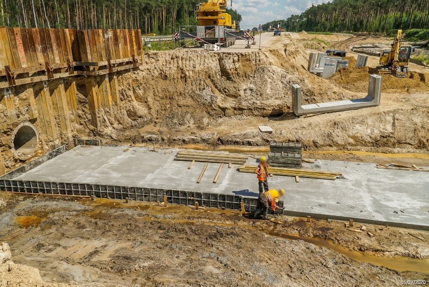Tak postępują prace na budowie A1 koło Radomska. ZDJĘCIA z...