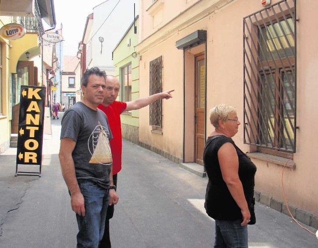 Alessandro Di Giovanni (po lewej) i jego sąsiedzi z ul. Wazów nie chcą u siebie publicznego szaletu. Boją się smrodu i złych skojarzeń, które spowodują, że ludzie omijać będą tę ulicę szerokim łukiem