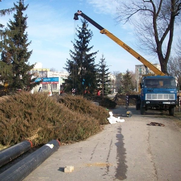 Ciężki sprzęt, który tu sprowadzono, dewastuje niedawno położoną kostkę i asfalt na ulicy Mickiewicza.