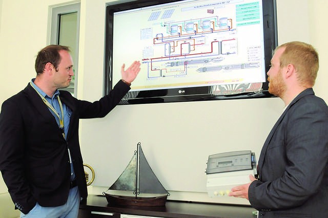 Promar Bydgoszcz. Technologię rodem z tej firmy zainstalują na Politechnice Kijowskiej Bartosz Marciniak (z lewej), prezes Promaru: - To wizualizacja układu solarnego w Kijowie, będziemy go monitorować.