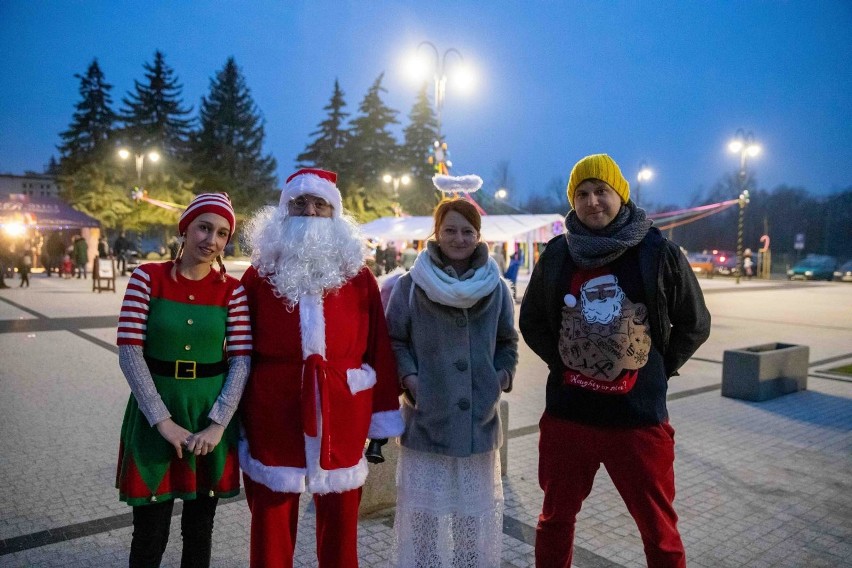 Choinka miejska w Choroszczy przyciągnęła na plac Brodowicza i dzieci, i dorosłych