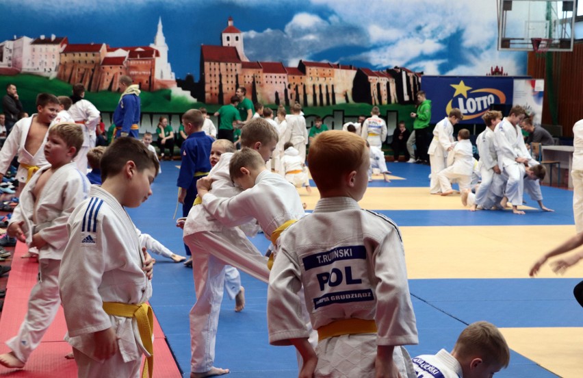 Walki młodych judoków odbywały się na czterech matach hali...