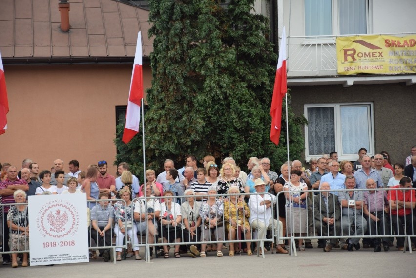 Parada i tańce instrumentalistów w Skale. Festiwal Orkiestr Wojskowych i Dętych