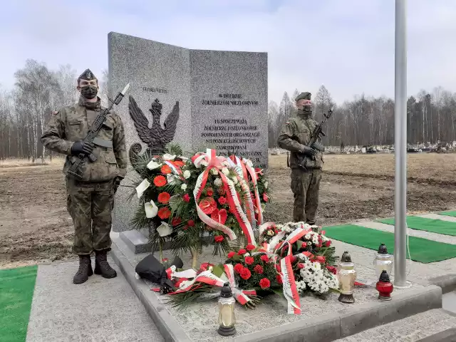 Na cmentarzu komunalnym w Katowicach powstaje kwatera grobów wojennych żołnierzy niezłomnych. Jego główną częścią jest pomnik „Gloria Victis" Zobacz kolejne zdjęcia. Przesuwaj zdjęcia w prawo - naciśnij strzałkę lub przycisk NASTĘPNE