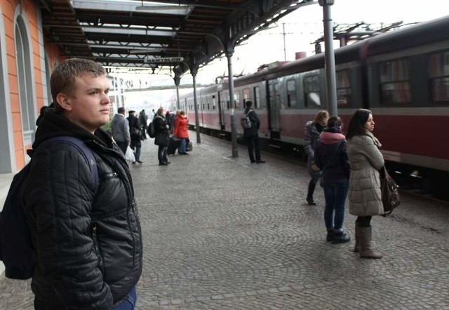 - Sama podróż pociągiem zajmuje mi 20 minut, ale żeby w czwartek czy piątek zdążyć na lekcje, musiałbym wstać o 5 rano - mówi Kamil Bartosz, uczeń Zespołu Szkół Rolniczych w Namysłowie.