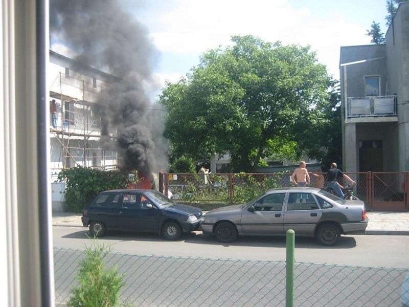 Pożar samochodu na ulicy Czerwonego Krzyża [zdjęcia]