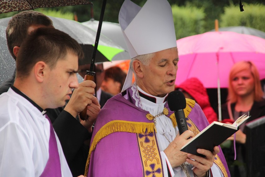 Pogrzeb księdza Józefa Szulika:Setki parafian żegnały byłego proboszcza z Rogoźnej [ZDJĘCIA]