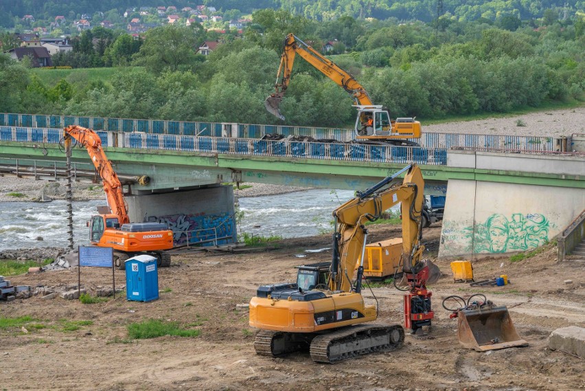 Nowy Sącz. Rozbierają most heleński. Etap rozbiórki potrwa do 3 tygodni